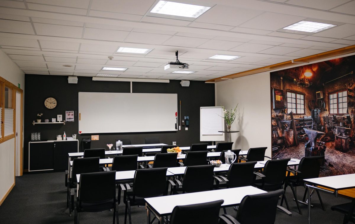 Konferensrum Smedjan, Skolsittning med whiteboard, anteckningstavla och bänk mer material