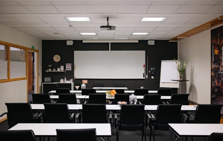Konferensrum Smedjan, Skolsittning med whiteboard, anteckningstavla och bänk mer material