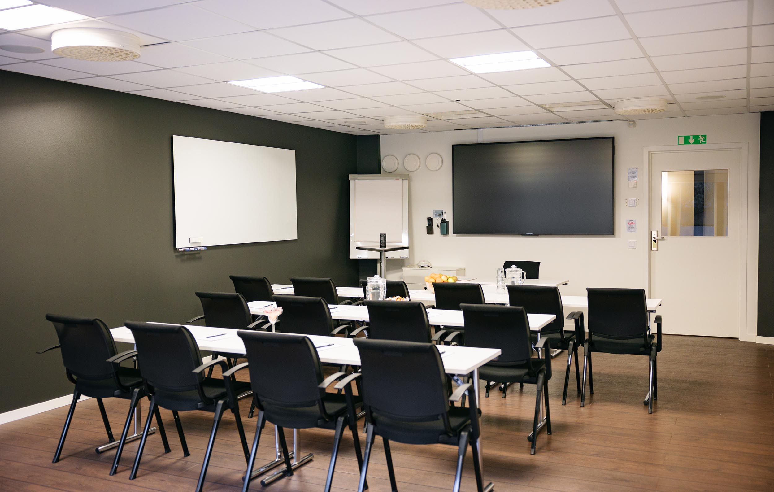 Konferensrum Släggan med skolsittning, Stor Tv skärm, whiteboard och anteckningstavla